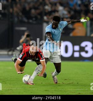 Rom, Italien. 31. August 2024. Filippo Terraciano (L) von AC Mailand streitet mit Boulaye Dia von Lazio während eines Fußballspiels der Serie A in Rom, Italien, am 31. August 2024. Quelle: Augusto Casasoli/Xinhua/Alamy Live News Stockfoto