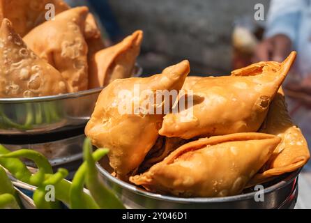 Gebratene Samosas mit Gemüsefüllung, beliebte indische Snacks. Gebratene Kartoffel Samosa. Indischer Snack. Die Nahaufnahme der Samosa-Platte. Stockfoto