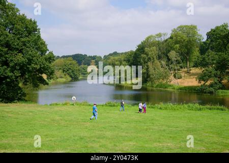 Familie genießt ein Landgut Stockfoto