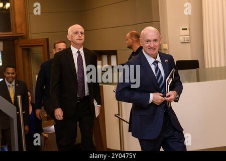 RIGA, LETTLAND. 30. August 2024. Evika Silina, Premierminister von Lettland, trifft mit einer Delegation von Senatoren und Kongressabgeordneten unter der Leitung des US-Senators Mark Kelly (Foto von rechts) Stockfoto