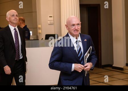 RIGA, LETTLAND. 30. August 2024. Evika Silina, Premierminister von Lettland, trifft mit einer Delegation von Senatoren und Kongressabgeordneten unter der Leitung des US-Senators Mark Kelly (Foto von rechts) Stockfoto