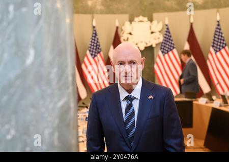 RIGA, LETTLAND. 30. August 2024. Evika Silina, Premierminister von Lettland, trifft mit einer Delegation von Senatoren und Kongressabgeordneten unter der Leitung des US-Senators Mark Kelly (Foto) Stockfoto