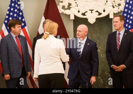 RIGA, LETTLAND. 30. August 2024. Evika Silina, Premierminister von Lettland, trifft sich mit einer Delegation von Senatoren und Kongressabgeordneten unter der Leitung des US-Senators Mark Kelly. Stockfoto