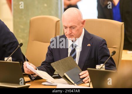 RIGA, LETTLAND. 30. August 2024. Evika Silina, Premierminister von Lettland, trifft mit einer Delegation von Senatoren und Kongressabgeordneten unter der Leitung des US-Senators Mark Kelly (Foto) Stockfoto