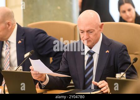 RIGA, LETTLAND. 30. August 2024. Evika Silina, Premierminister von Lettland, trifft mit einer Delegation von Senatoren und Kongressabgeordneten unter der Leitung des US-Senators Mark Kelly (Foto) Stockfoto