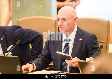 RIGA, LETTLAND. 30. August 2024. Evika Silina, Premierminister von Lettland, trifft mit einer Delegation von Senatoren und Kongressabgeordneten unter der Leitung des US-Senators Mark Kelly (Foto) Stockfoto