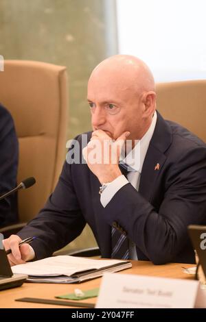 RIGA, LETTLAND. 30. August 2024. Evika Silina, Premierminister von Lettland, trifft mit einer Delegation von Senatoren und Kongressabgeordneten unter der Leitung des US-Senators Mark Kelly (Foto) Stockfoto