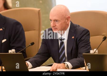 RIGA, LETTLAND. 30. August 2024. Evika Silina, Premierminister von Lettland, trifft mit einer Delegation von Senatoren und Kongressabgeordneten unter der Leitung des US-Senators Mark Kelly (Foto) Stockfoto