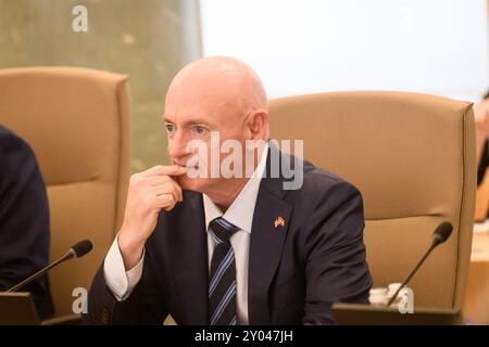 RIGA, LETTLAND. 30. August 2024. Evika Silina, Premierminister von Lettland, trifft mit einer Delegation von Senatoren und Kongressabgeordneten unter der Leitung des US-Senators Mark Kelly (Foto) Stockfoto