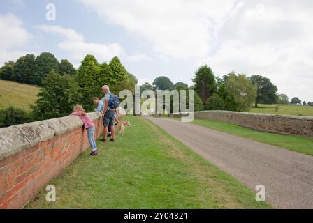 Leute auf einer Brücke in Staunton Harold, Leicestershire, Großbritannien Stockfoto