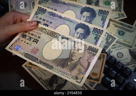 Shanghai, China. 31. August 2024. In dieser Abbildung hält eine Person Barscheine in der japanischen Währung Yen. (Foto: Sheldon Cooper/SOPA Images/SIPA USA) Credit: SIPA USA/Alamy Live News Stockfoto