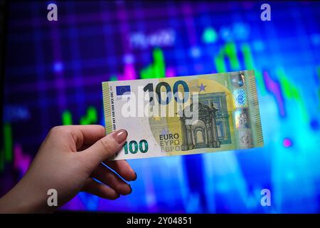 Shanghai, China. 31. August 2024. In dieser Abbildung hält eine Person einen Euro-Barschein in der Hand. (Foto: Sheldon Cooper/SOPA Images/SIPA USA) Credit: SIPA USA/Alamy Live News Stockfoto