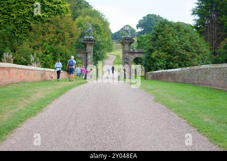 Leute auf einer Brücke in Staunton Harold, Leicestershire, Großbritannien Stockfoto