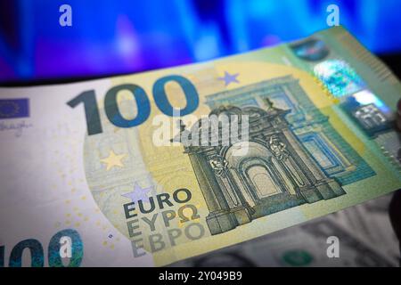 Shanghai, China. 31. August 2024. In dieser Abbildung hält eine Person einen Euro-Barschein in der Hand. (Foto: Sheldon Cooper/SOPA Images/SIPA USA) Credit: SIPA USA/Alamy Live News Stockfoto