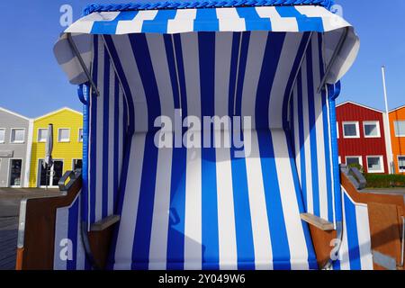 Nahaufnahme des Strandstuhls mit blauen und weißen Streifen Stockfoto