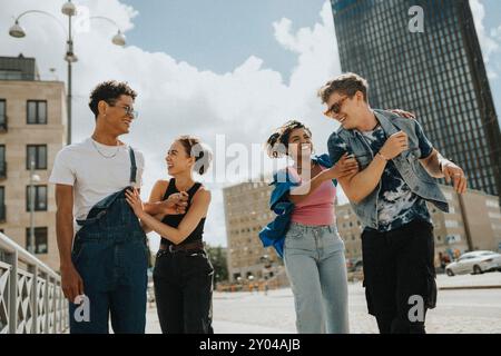 Fröhliche männliche und weibliche Freunde, die Spaß beim Spaziergang auf der Straße unter bewölktem Himmel haben Stockfoto