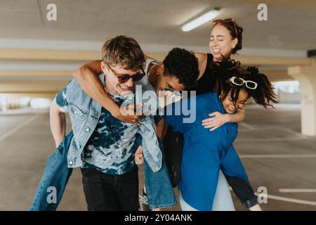 Verspielter junger Mann und Frau, die Freunde im Parkhaus haben Stockfoto