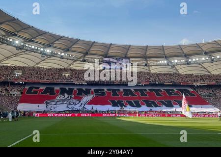 Stuttgart, Deutschland. 31. August 2024. Fanchoreographie der Stuttgarter Fans, Fußballfans in der Cannstatter Kurve, Ultras. Transparent. Fußball 1. Bundesligasaison 2024/2025, 2. Spieltag, Spieltag02 VfB Stuttgart - 1.FSV FSV Mainz 05 3-3 am 31. August 2024, MHP ARENA. ? Quelle: dpa/Alamy Live News Stockfoto