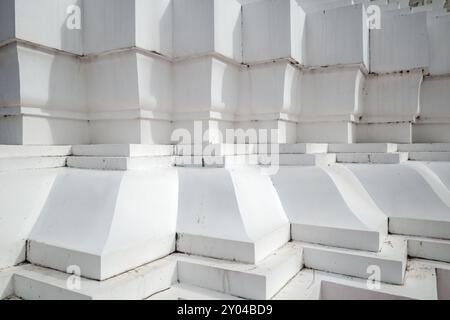 Nahaufnahme einer weißen architektonischen Struktur mit geometrischen Formen und sich wiederholenden Mustern. Stockfoto