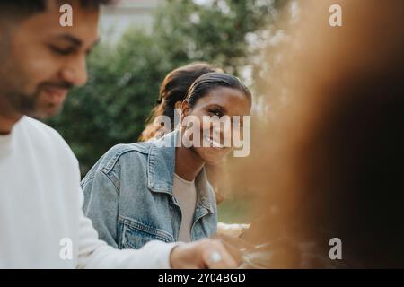 Porträt der lächelnden Reifen Frau bei Familientreffen Stockfoto