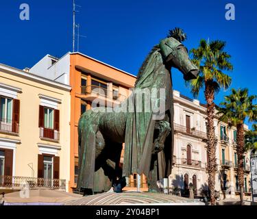 Bronzestatue „Cavallo con gualdrappa“ des Künstlers Mario Ceroli im Corso Vittorio Emanuele II, Bari, Italien Stockfoto