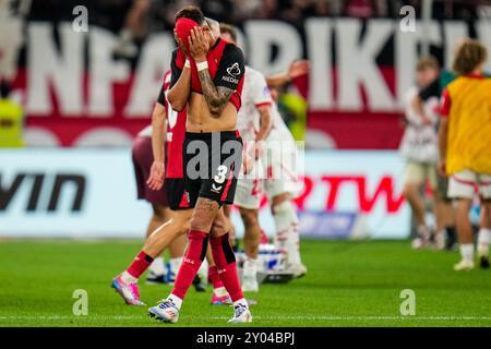 Leverkusen, Deutschland. 31. August 2024. Piero Hincapie von Bayer 04 Leverkusen sieht beim Bundesliga-Spiel zwischen Bayer 04 Leverkusen und RB Leipzig am 31. August 2024 in der BayArena in Leverkusen niedergeschlagen aus. (Foto: Rene Nijhuis) Credit: René Nijhuis/Alamy Live News Stockfoto