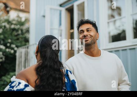 Lächelnder reifer Mann, der mit weiblichem Familienmitglied im Hinterhof tanzt Stockfoto