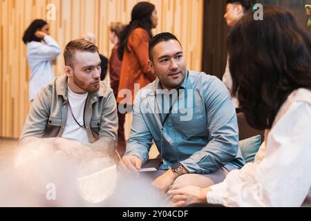 Unternehmerinnen diskutieren Geschäftsstrategien mit weiblichen Delegierten im Kongresszentrum Stockfoto