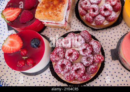 Auswahl an Desserts und Kuchen mit Sommerfrüchten Himbeeren, Erdbeeren, Mango und Schokolade Stockfoto