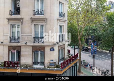 Blick von einem typischen Pariser Apartment in einer Straße im Zentrum der Stadt Stockfoto