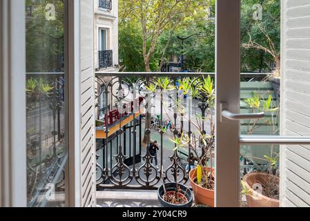 Blick von einem typischen Pariser Apartment in einer Straße im Zentrum der Stadt Stockfoto