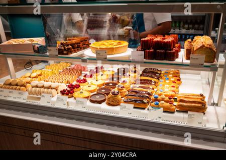 Auswahl an Desserts und Kuchen mit Sommerfrüchten Himbeeren, Erdbeeren, Mango und Schokolade Stockfoto