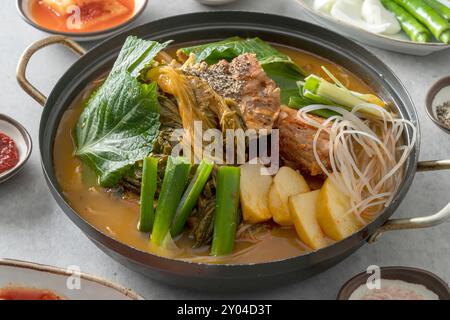 Koreanische Gerichte Beilagen, Schweinerippchen Kater Suppe, Gopchang Hot Pot und Gamjatang Stockfoto