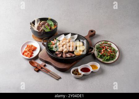 Koreanisches Essen koreanischer Rinderdarm gegrillt Stockfoto