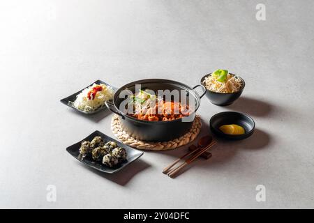 Geschmorte, scharfe Hähnchensuppe, koreanisches Essen, Suppe, Hähnchenfüße, Hähncheneintopf, Pfannenbraten, Schweinefleisch, Knorpel Stockfoto