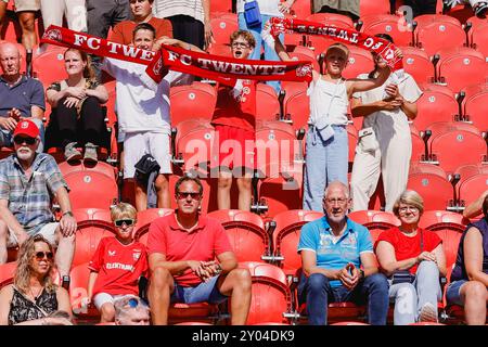 Enschede, Niederlande. 31. August 2024. ENSCHEDE, NIEDERLANDE - AUGUST 31: Fans des FC Twente beim niederländischen Super Cup Vrouwen Spiel zwischen FC Twente Women und AFC Ajax Women in de Grolsch Veste am 31. August 2024 in Enschede, Niederlande. (Foto von Raymond Smit/Orange Pictures) Credit: Orange Pics BV/Alamy Live News Stockfoto