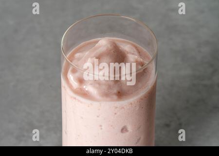Heidelbeerjoghurt, Smoothie, Erdbeere, Mango, Milchshake, Mangoeis, Erdbeereis Stockfoto