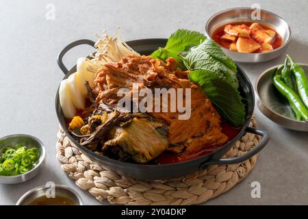 Koreanisches Essen, Gamjatang, Knochenkater-Suppe, Erdtopf, Schweinefleisch-Rückgrat, perilla-Blätter, Beilagen, Stockfoto