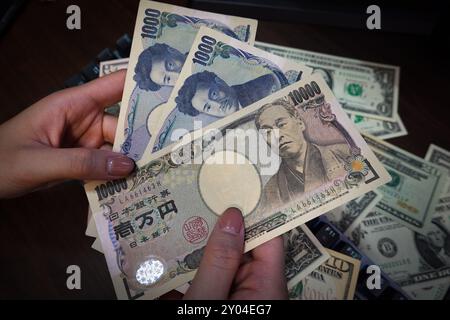Shanghai, China. 31. August 2024. In dieser Abbildung hält eine Person Barscheine in der japanischen Währung Yen. Quelle: SOPA Images Limited/Alamy Live News Stockfoto