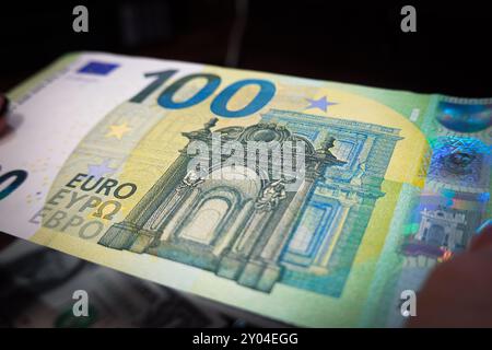 Shanghai, China. 31. August 2024. In dieser Abbildung hält eine Person einen Euro-Barschein in der Hand. Quelle: SOPA Images Limited/Alamy Live News Stockfoto