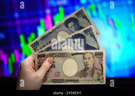 Shanghai, China. 31. August 2024. In dieser Abbildung hält eine Person Barscheine in der japanischen Währung Yen. Quelle: SOPA Images Limited/Alamy Live News Stockfoto