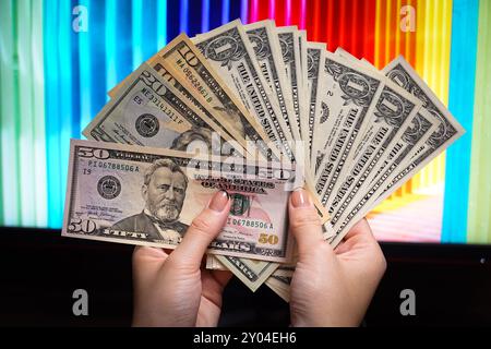 Shanghai, China. 31. August 2024. In dieser Abbildung hält eine Person einige Dollarscheine in der Hand. Quelle: SOPA Images Limited/Alamy Live News Stockfoto