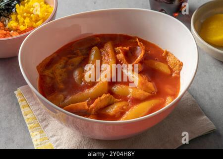 Tteokbokki, Rose tteokbokki, frittierte Speisen, Pache tteokbokki, Snackgerichte, Reiskuchen Eintopf koreanisches Gericht Stockfoto
