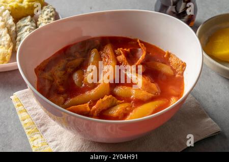 Tteokbokki, Rose tteokbokki, frittierte Speisen, Pache tteokbokki, Snackgerichte, Reiskuchen Eintopf koreanisches Gericht Stockfoto