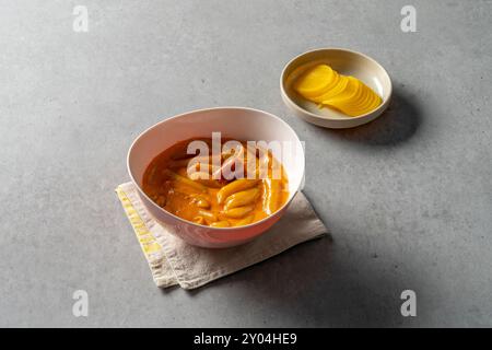 Tteokbokki, Rose tteokbokki, frittierte Speisen, Pache tteokbokki, Snackgerichte, Reiskuchen Eintopf koreanisches Gericht Stockfoto