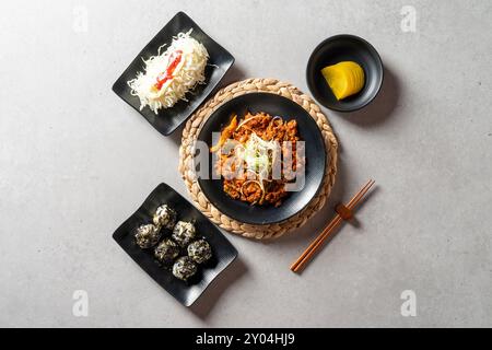 Geschmorte, scharfe Hähnchensuppe, koreanisches Essen, Suppe, Hähnchenfüße, Hähncheneintopf, Pfannenbraten, Schweinefleisch, Knorpel Stockfoto