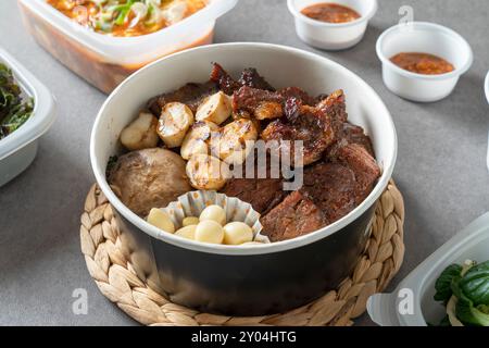 Koreanisches Essen, Rippchen, Gondre, Bulgogi, Cup Reis, Reis, Gemüse, Beilagen, Salat, Kimchi, Sojabohnenpaste, Knoblauch Stockfoto