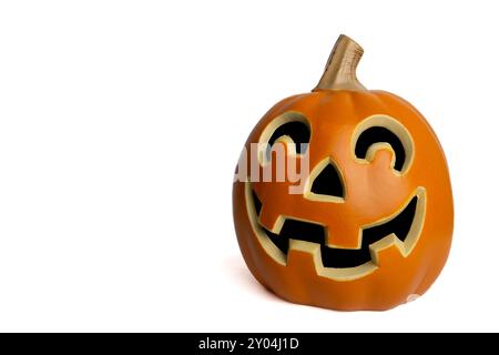 Ein Nahbild eines geschnitzten Jack Olantern Kürbis mit einem lächelnden Gesicht. Der Kürbis ist orange und der Hintergrund weiß. Stockfoto