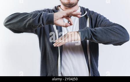 Männlicher Dolmetscher, der in Gebärdensprache spricht. Leute sprechen isoliert in Gebärdensprache. Nicht erkennbare Gesten in Gebärdensprache Stockfoto