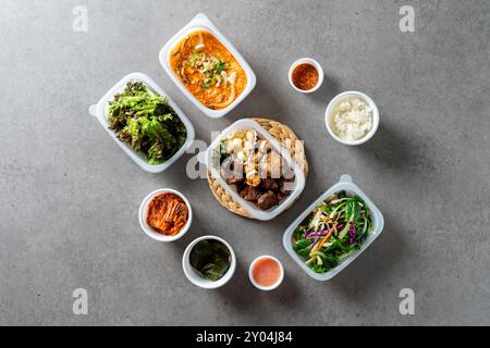 Koreanisches Essen, Rippchen, Gondre, Bulgogi, Cup Reis, Reis, Gemüse, Beilagen, Salat, Kimchi, Sojabohnenpaste, Knoblauch Stockfoto